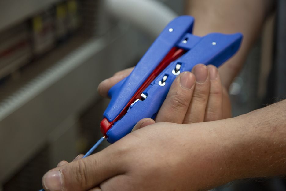 Pinza Pelacables para Desaislar y Crimpear Terminales TIFF No. 300 Weicon