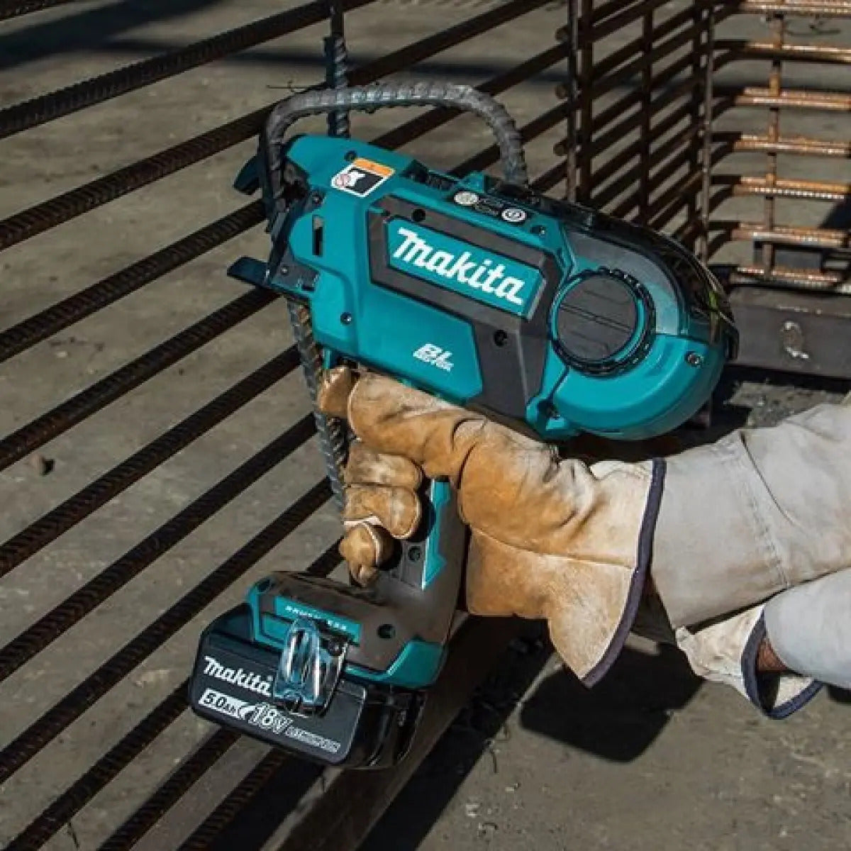 Amarradora Makita Alambre Dtr180z 18v Hierro Atadora Mkb en uso