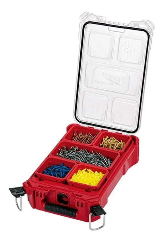 Compartimientos internos de la caja organizadora Packout Milwaukee, ideales para ordenar herramientas y accesorios.