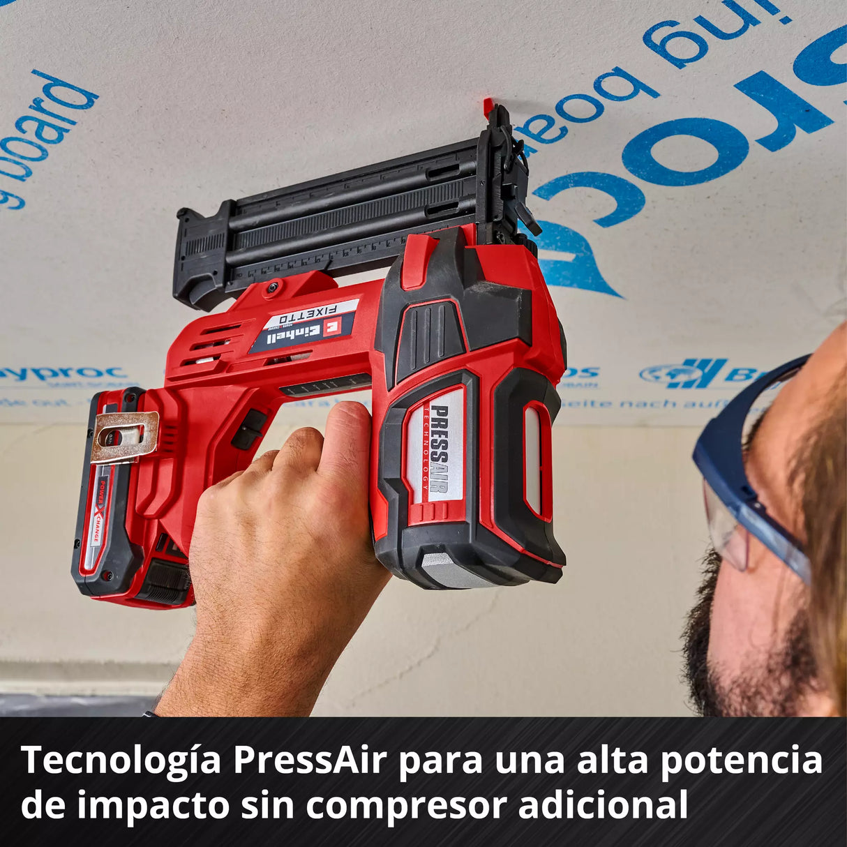 Vista frontal clavadora Einhell Fixetto 18/50 N - ergonomía profesional y empuñadura antideslizante