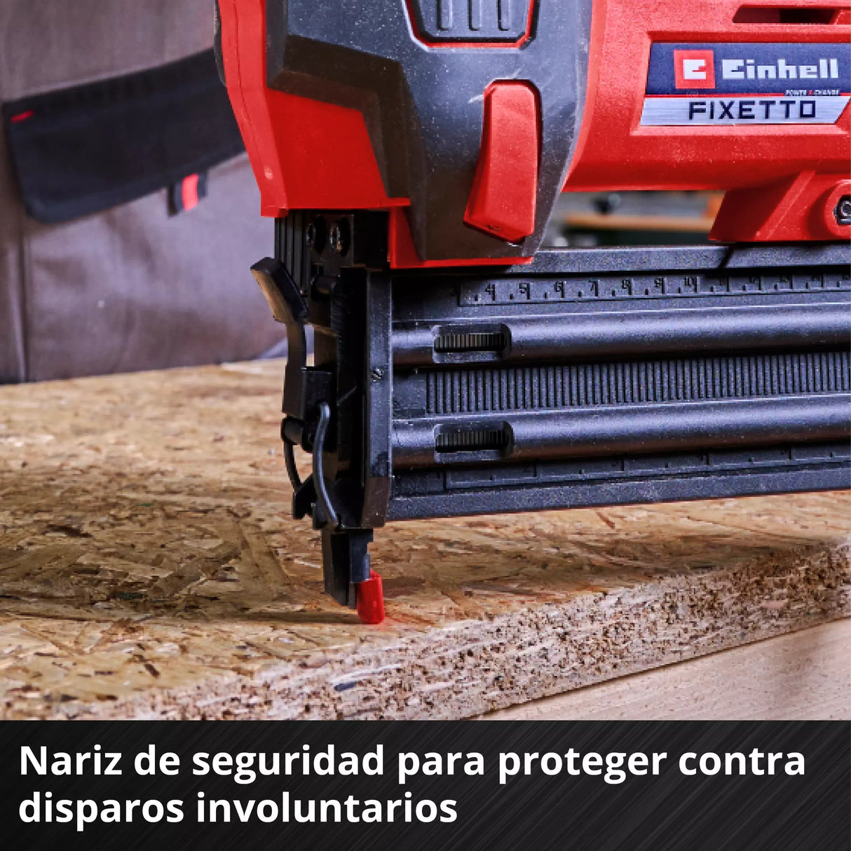 Clavadora Einhell Fixetto 18/50 N en acción - clavado preciso en madera con batería 18V