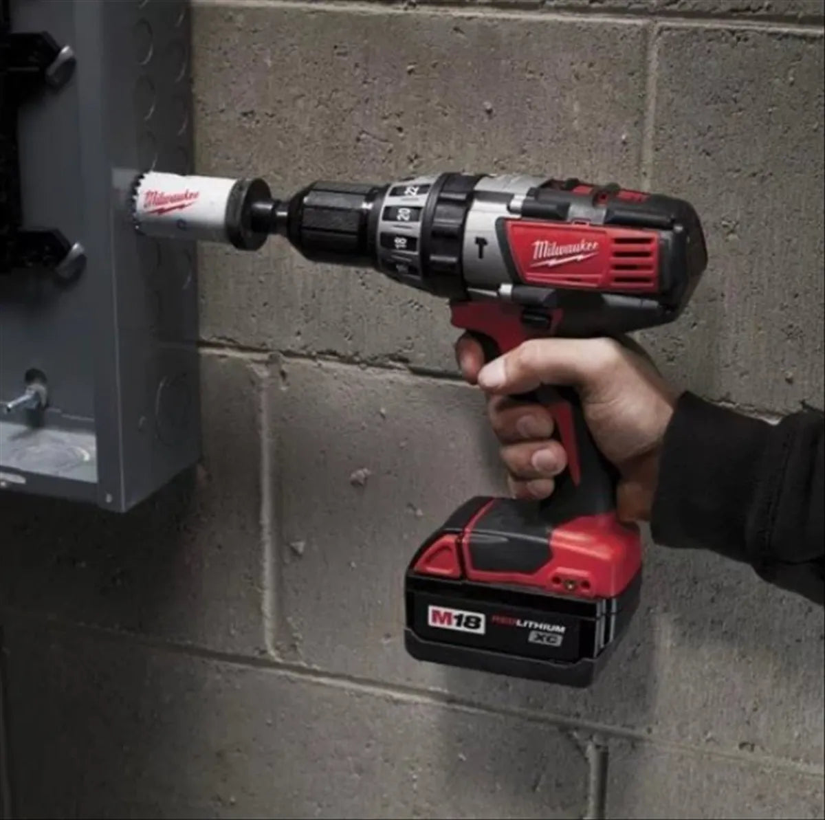 Taladro Atornillador Percutor con Maletín + Carg. + Bat. Milwaukee 2607-259A