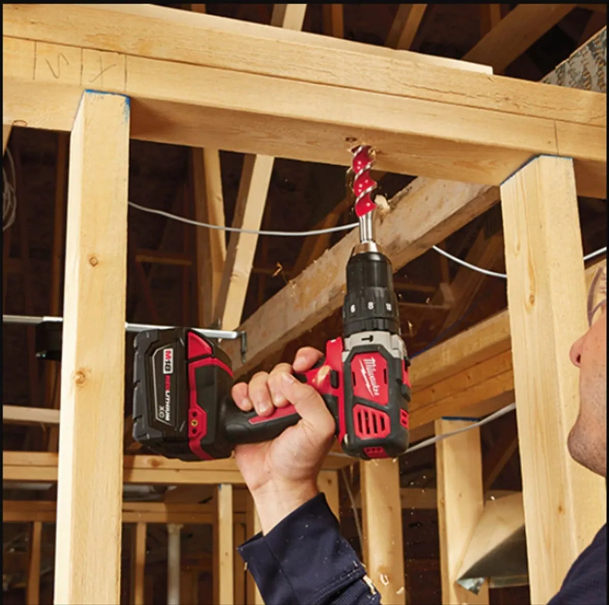 Taladro Atornillador Percutor con Maletín + Carg. + Bat. Milwaukee 2607-259A