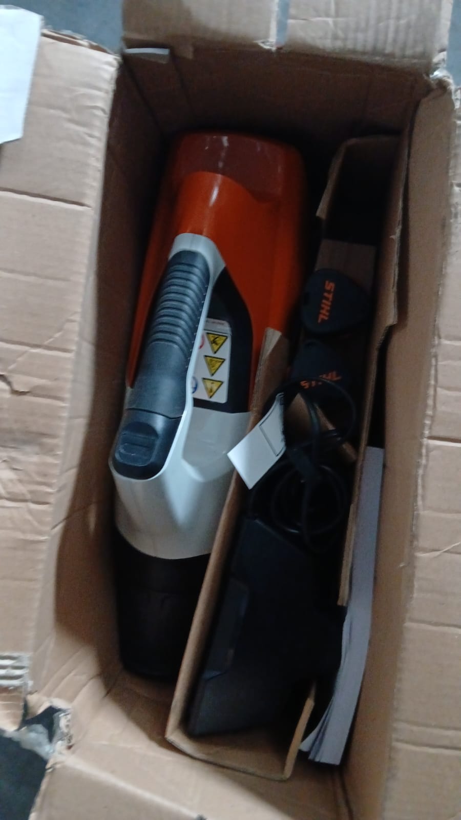 Soplador de Hojas Stihl BGA 30 + 2 Baterias y Cargador - Reacondicionado