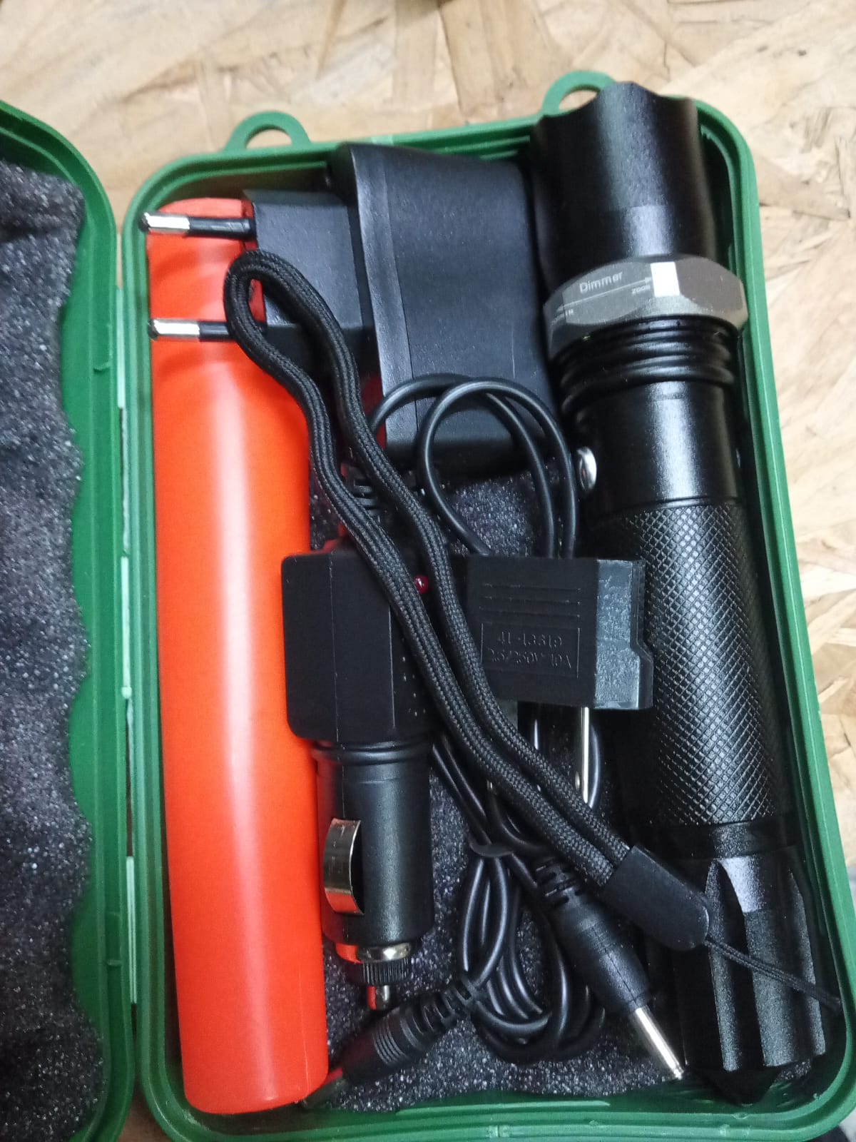 Linterna Táctica Recargable LED Cree XMLT6 10W 180Mts con Cargador USB