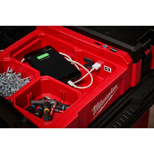 Linterna trabajo Milwaukee M12 LED alta luminosidad batería litio, con entrada de USB para cargar el telefono