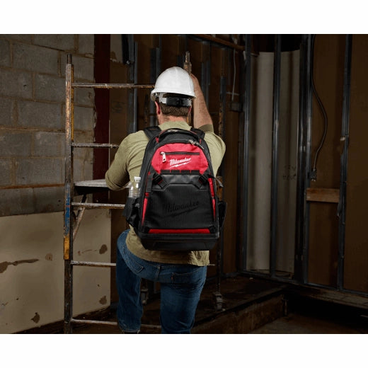 Mochila para herramientas Milwaukee 4822-8200 en uso - porta herramientas ideal para técnicos y electricistas