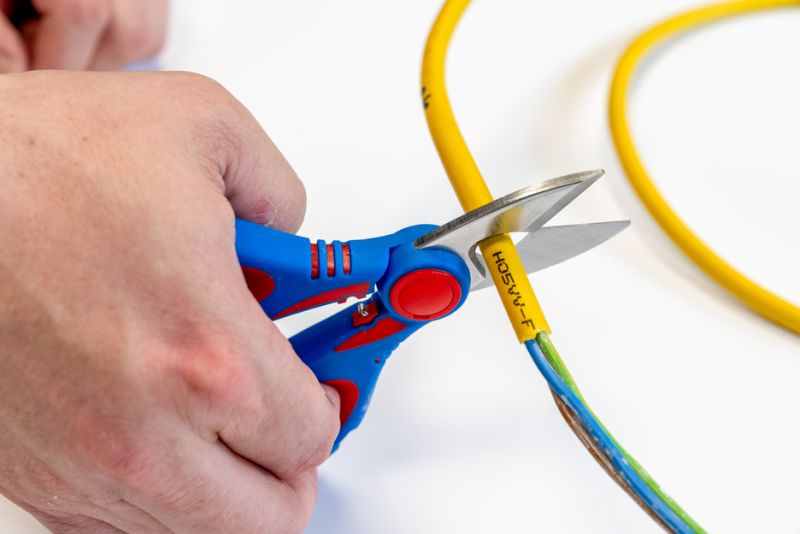 Tijera Para Electricista XL 160mm Con Estuche Weicon 10100025 Acero Inoxidable en uso