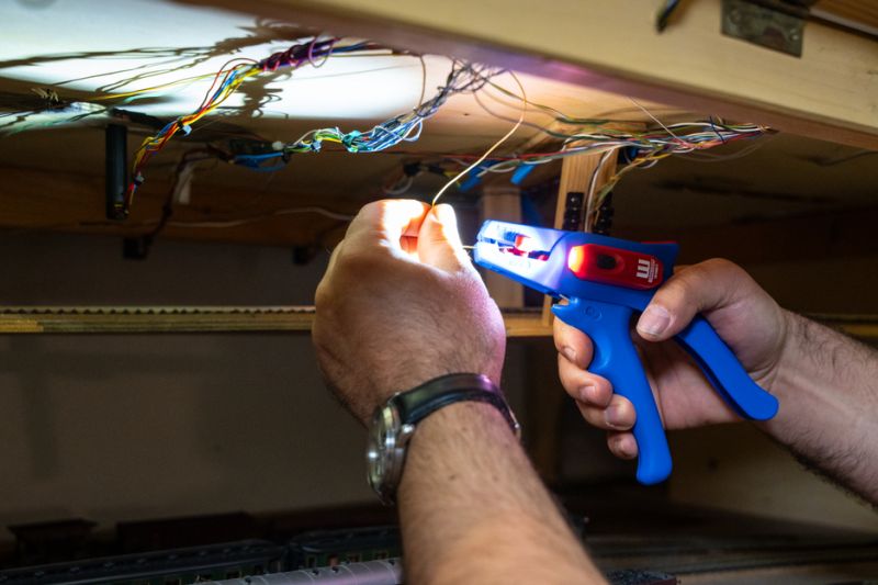 Trabajo de precisión con cables usando pinza pelacable Weicon No. 5