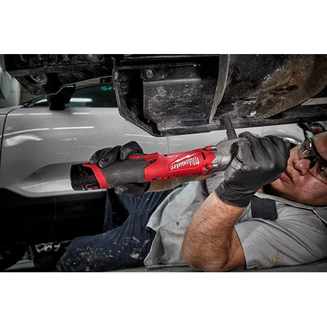 Llave de impacto Milwaukee M12 vista superior diseño compacto herramienta inalámbrica profesional
