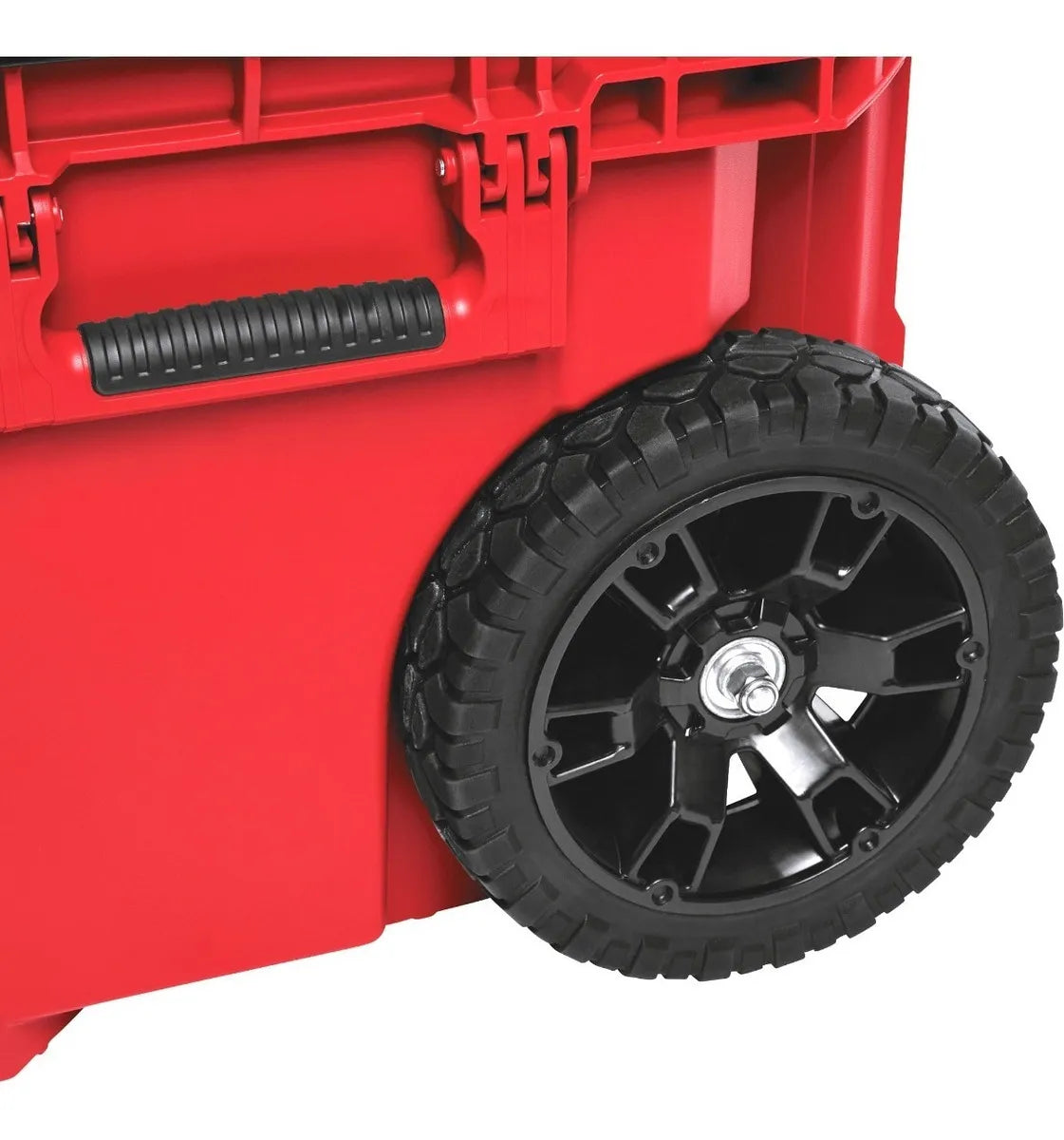 Detalle de la rueda resistente de la caja de herramientas PACKOUT Milwaukee 48-22-8447 para fácil movilidad.