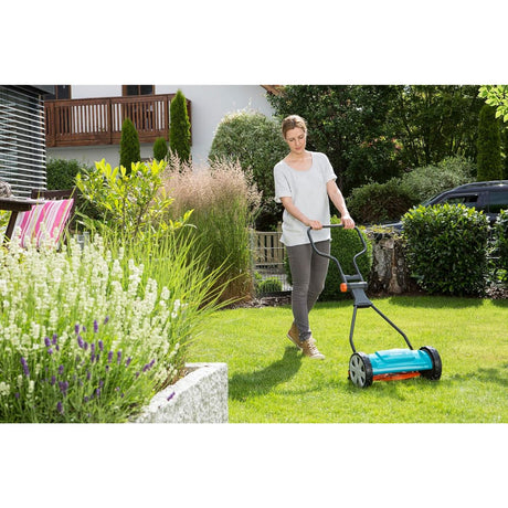 Cortadora de Césped Helicoidal 300 Classic Gardena 04027-20 en uso