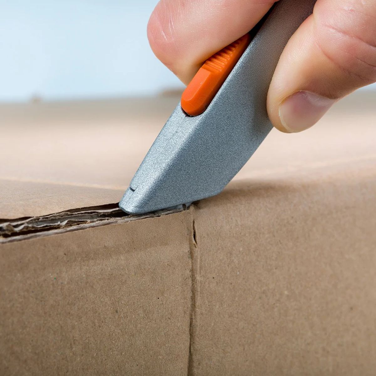 Cutter de Seguridad Hoja de Ceramica con Mango Metálico SLICE-10490 uso