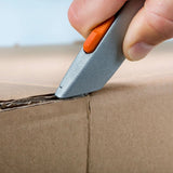 Cutter de Seguridad Hoja de Ceramica con Mango Metálico SLICE-10490 uso