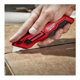 Cutter profesional Milwaukee 4822-1510 Trincheta Trapezoidal en uso 