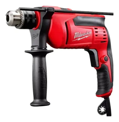 Taladro eléctrico Milwaukee de 13mm con diseño ergonómico, mango lateral ajustable y mandril metálico, ideal para perforaciones en madera, acero y concreto.