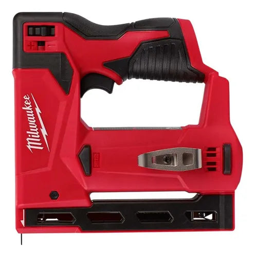 Engrampadora inalámbrica Milwaukee M12 2447-20 en acción, mostrando su diseño compacto y funcionalidad para fijaciones en tapicería y carpintería.