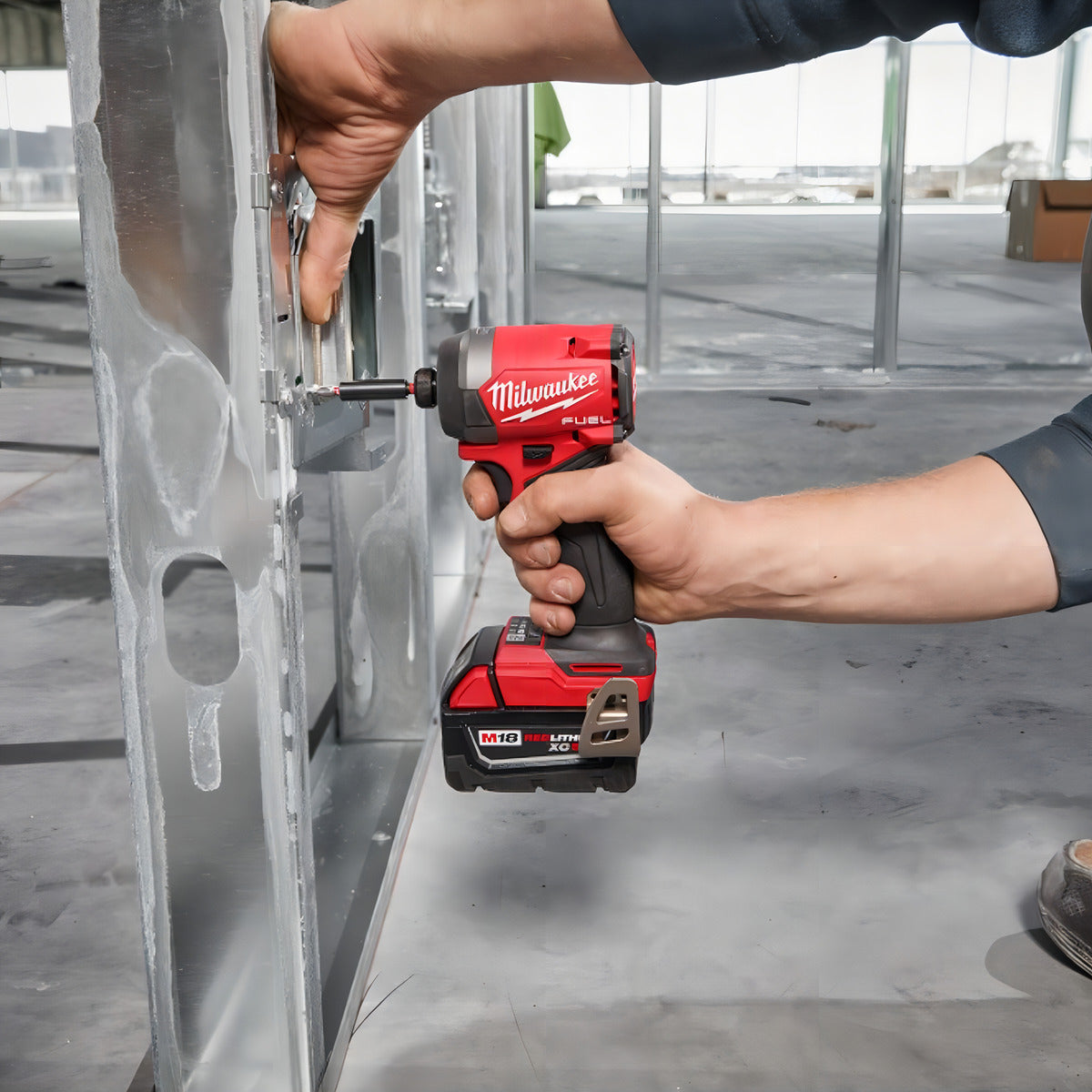 Atornillador de Impacto 1/4" de 226 Nm Milwaukee 2953-20 (S/Bat) 4