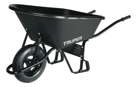 Carretilla plástica Truper 11777 con diseño ergonómico, capacidad de 120 litros y estructura de polietileno resistente, ideal para transporte de cargas pesadas.