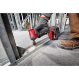 Combo Milwaukee 3697-259A Taladro Percutor 18v + Llave De Impacto Milwaukee 18v + Bat y cargador + Maletín para trabajos
