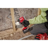 Combo Milwaukee 3697-259A Taladro Percutor 18v + Llave De Impacto Milwaukee 18v + Bat y cargador + Maletín en uso 
