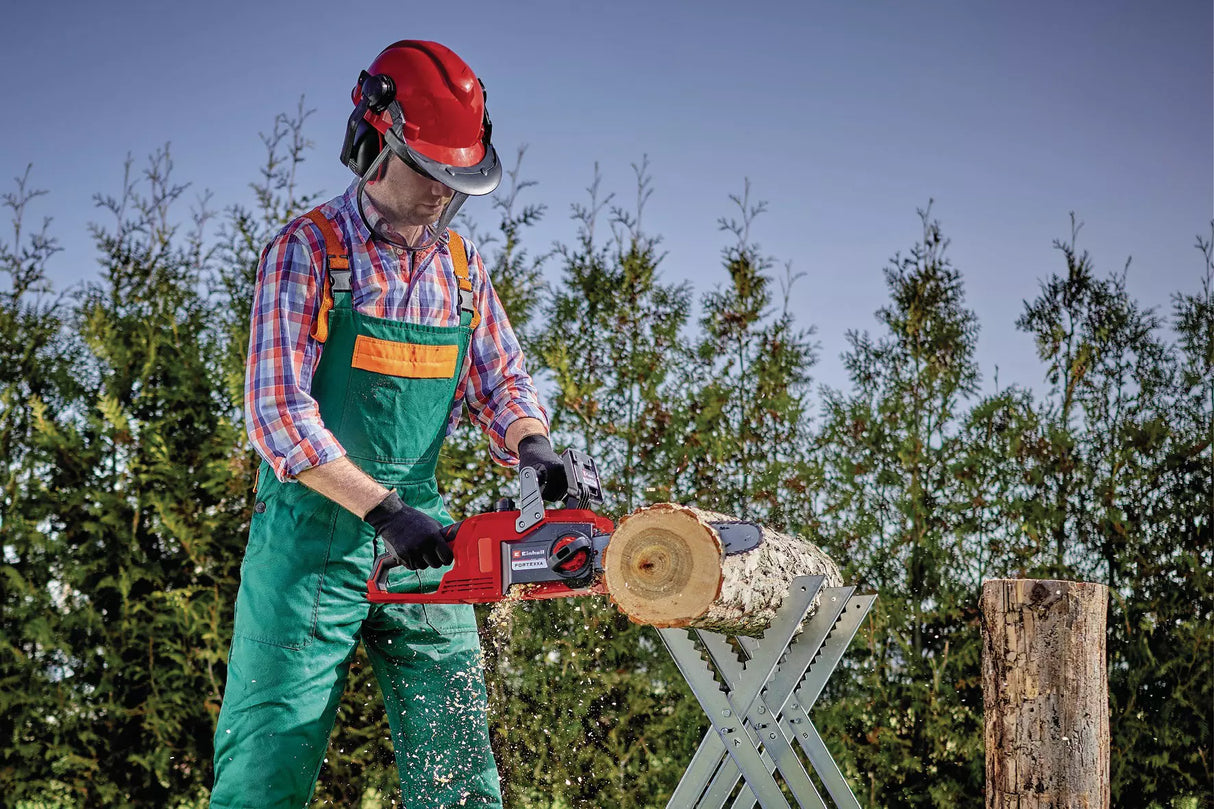 Motosierra electrica Einhell FORTEXXA usado para cortar troncos