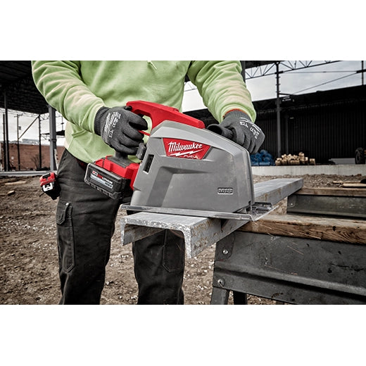 Sierra circular Milwaukee 2982-20 cortando tubos acero M18 FUEL corte metal industrial