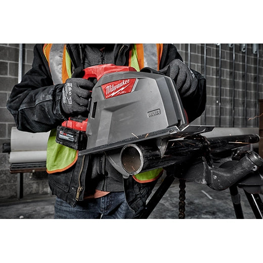 Sierra circular Milwaukee 2982-20 cortando madera M18 FUEL aplicación profesional para cortar rubos de acero y hierro