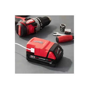 Cargador Fuente De Poder Milwaukee M18 49242371 Usb en uso 