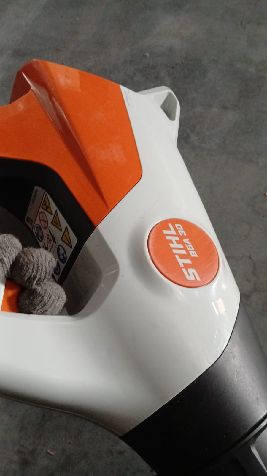 Soplador de Hojas Stihl BGA 30 + 2 Baterias y Cargador - Reacondicionado