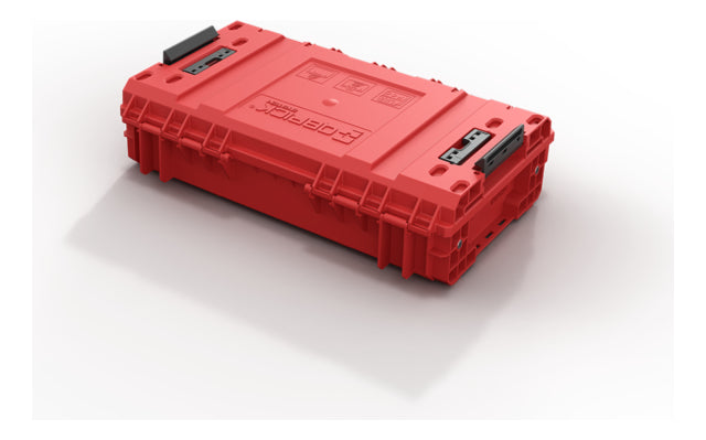 Vista frontal de la caja cerrada con detalles de cierres y asa de transporte
