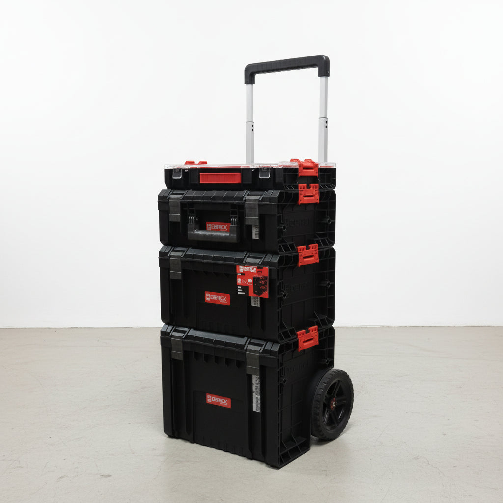 Carro con cuatro cajas organizadoras negras apiladas sobre base con ruedas y asa telescópica extendida