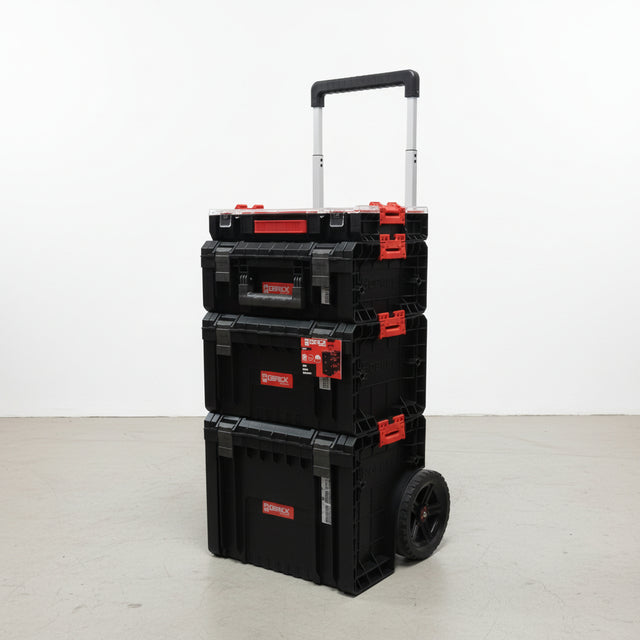 Carro con cuatro cajas organizadoras negras apiladas sobre base con ruedas y asa telescópica extendida