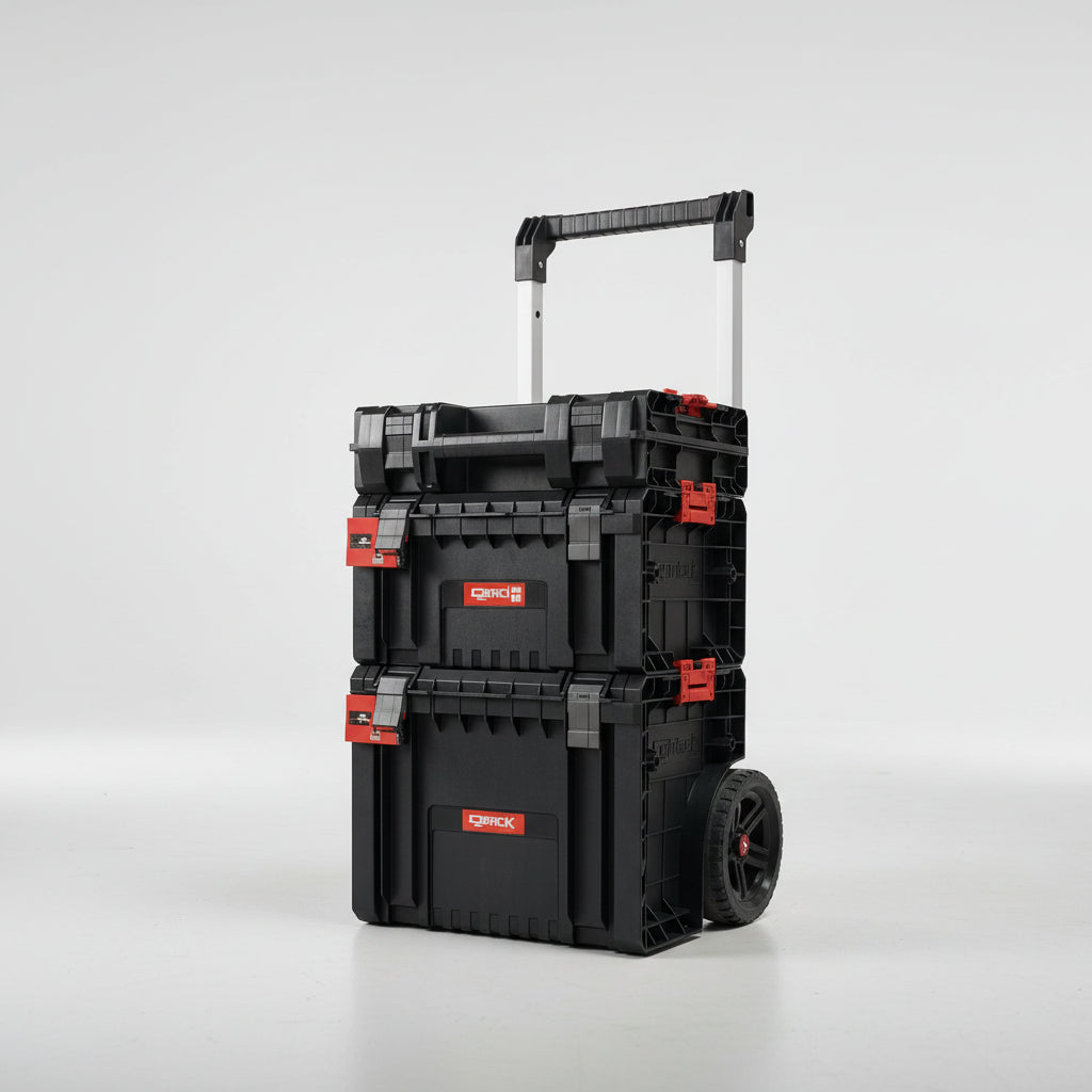 Tres cajas organizadoras Qbrick Pro apiladas en carro con ruedas