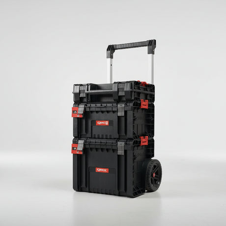 Tres cajas organizadoras Qbrick Pro apiladas en carro con ruedas