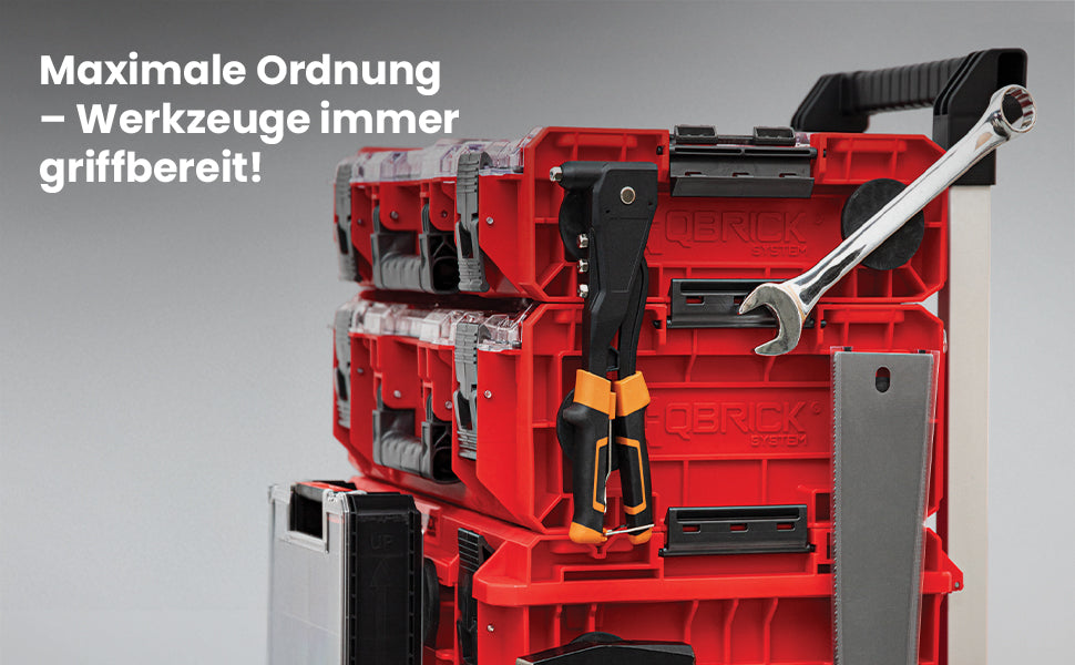 Organización de herramientas colgadas con conectores Qbrick y tornillos