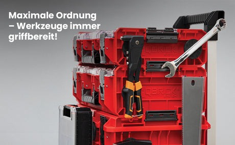 Organización de herramientas colgadas con conectores Qbrick y tornillos