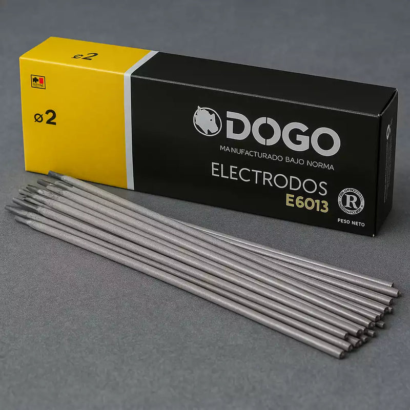 Colección de electrodos para soldadura eléctrica, variedad de medidas y tipos para distintos procesos de unión metálica.