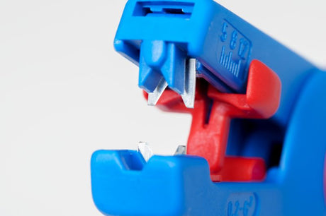 Pinza Weicon No. 5 pelando cables de diferentes calibres