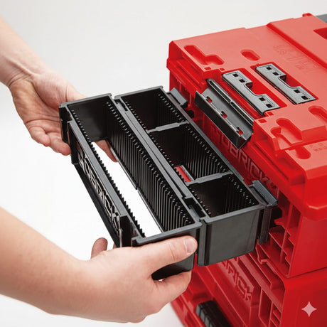 Montaje fácil y seguro de organizador lateral Qbrick en caja organizadora