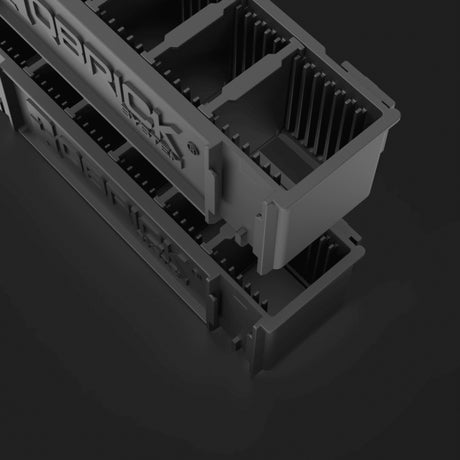 Organizador lateral Qbrick en uso con destornilladores y llaves
