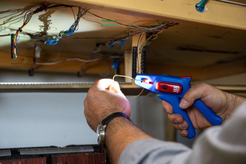 Pinza pelacable automática Weicon pelando cables finos en modelismo