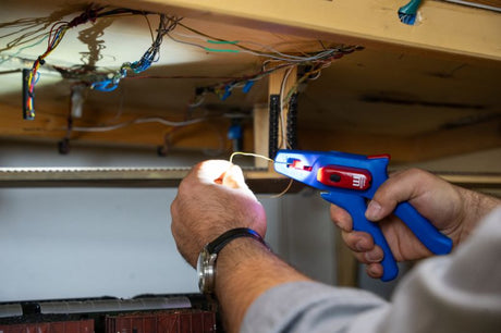 Pinza pelacable automática Weicon pelando cables finos en modelismo