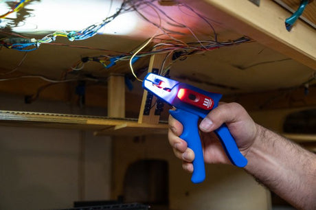 Aplicación de pinza pelacable Weicon en trabajo de modelismo ferroviario