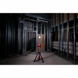 Reflector LED Milwaukee M18 ROCKET con batería recargable y base trípode plegable para iluminación industrial