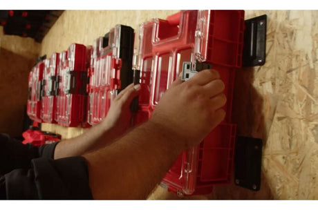 Aplicación de soportes Qbrick en taller para organización vertical de herramientas