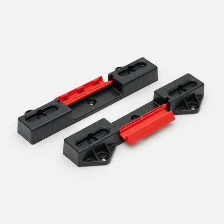 Detalle de fijación a pared de soportes Qbrick con tornillos incluidos