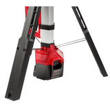 Iluminación portátil Milwaukee con diseño plegable resistente a impactos para transporte y almacenamiento fácil
