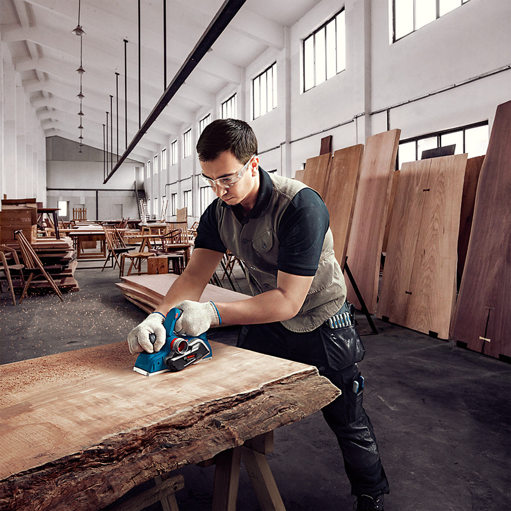 Cepillo Bosch GHO 700 220V 700W 2 cuchillas y colector polvo